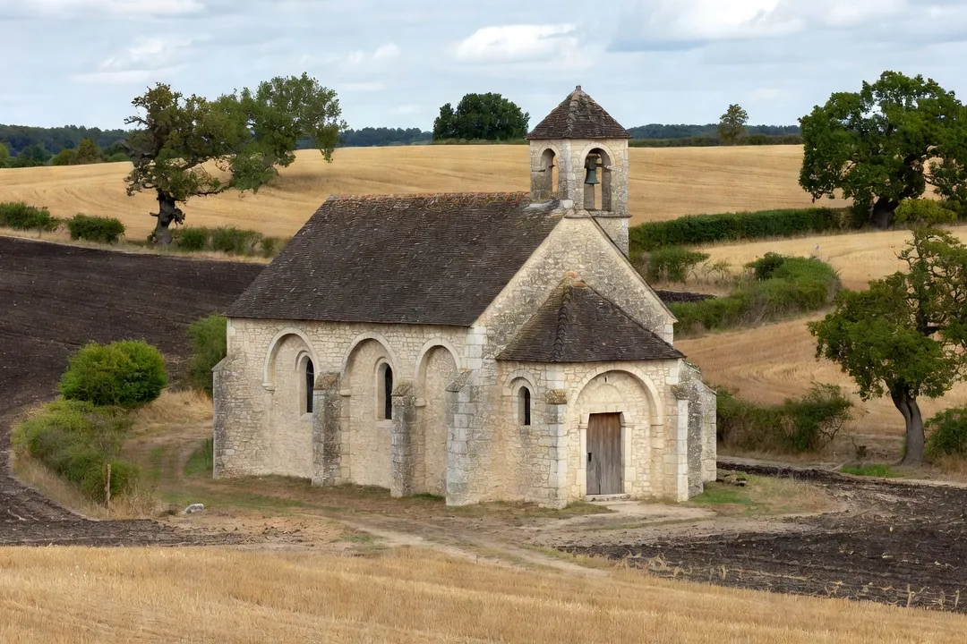 Église romane rurale typique du plateau picard